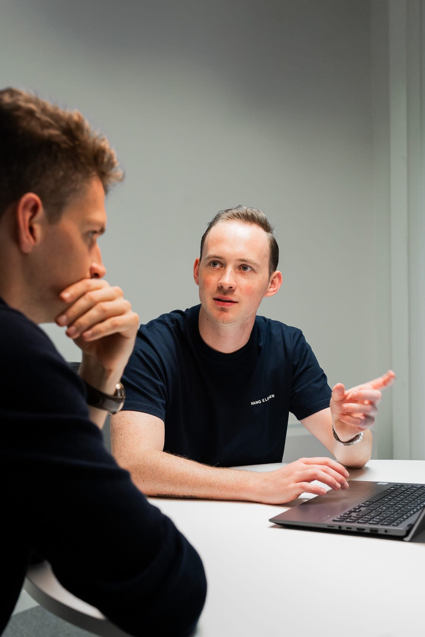 PJ Vanstraelen in een strategiegesprek met een klant